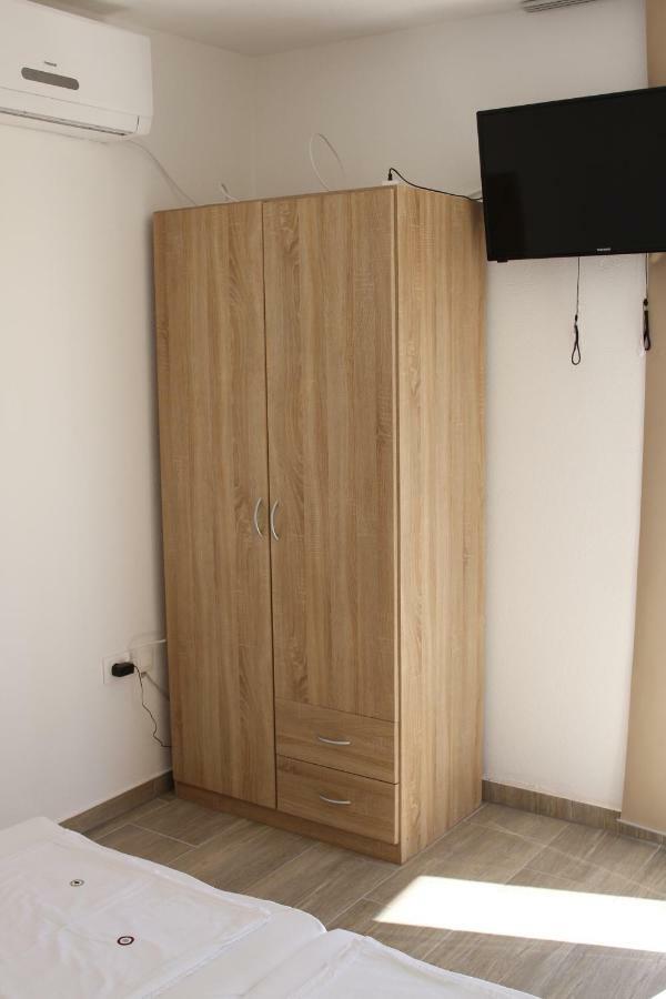 Apartmani Subasic Pag Town Exteriör bild